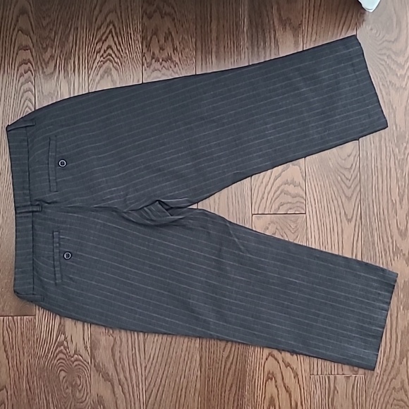 2/$25 Pinstripe Capri pants. Size 5 - Picture 2 of 7